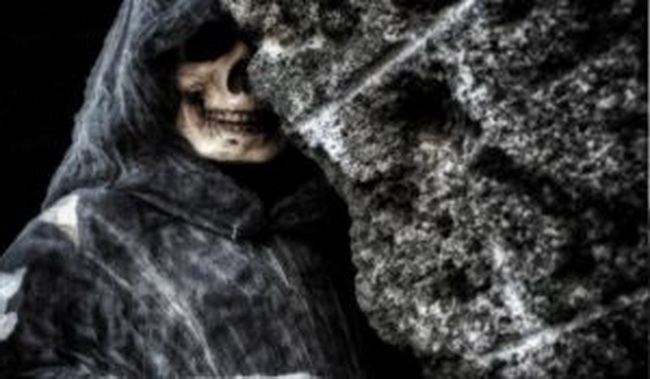 İblis karşımda el pençe