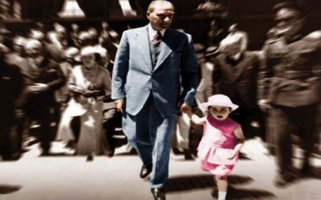 Bir Anda Atatürk ve Yanında Küçük Bir Çocuk Belirdi